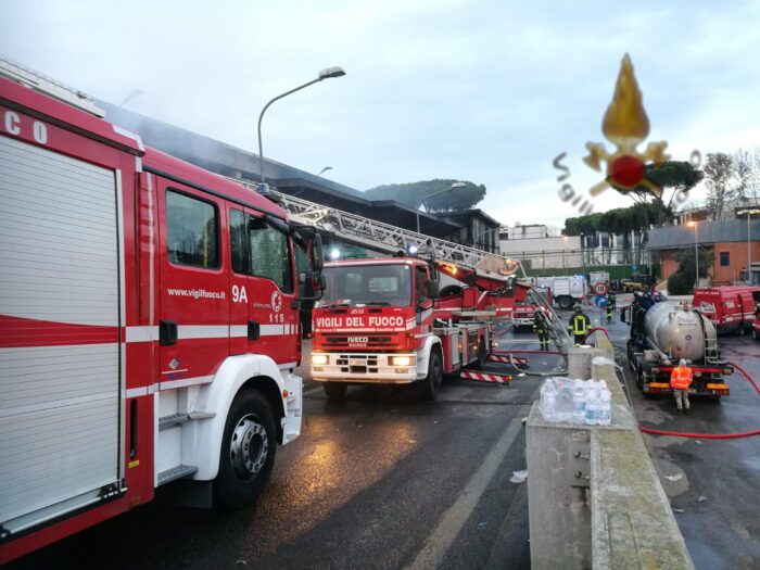 Incendio TMB Salario, proseguono i lavori di spegnimento e raffreddamento dei vigili del fuoc