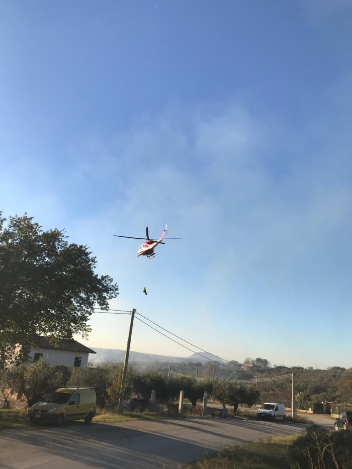 Fiano Romano, incendio di sterpaglie: vento alimenta fiamme, avvicinandole alle abitazioni