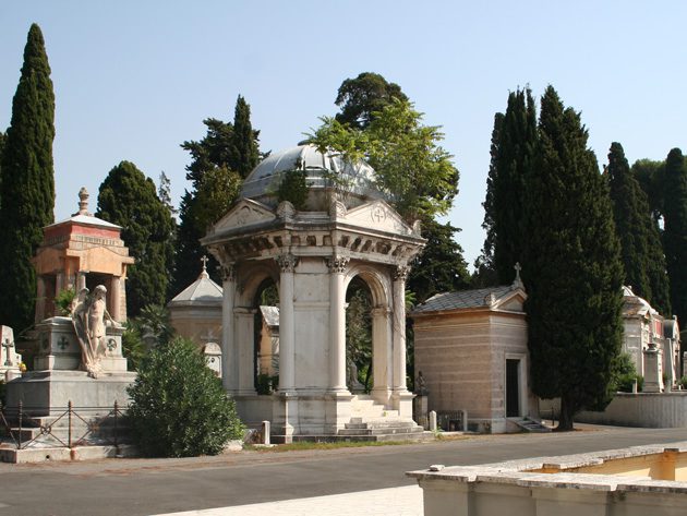 roma terra sassi al posto ceneri urna funeraria truffa