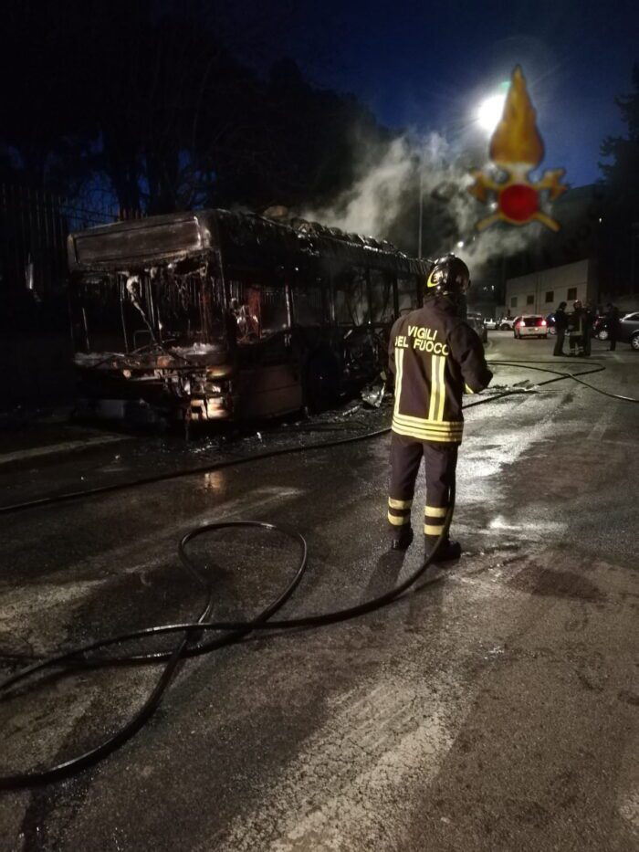 Tuscolana, bus Atac in fiamme in via Costamagna: 6 auto danneggiate