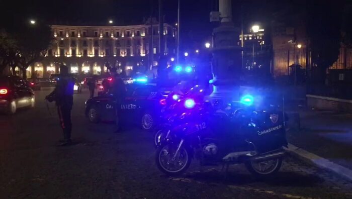Roma, aggredisce passanti e agenti di polizia con calci e pugni tra Termini e Repubblica: arrestato 31enne a via Torino