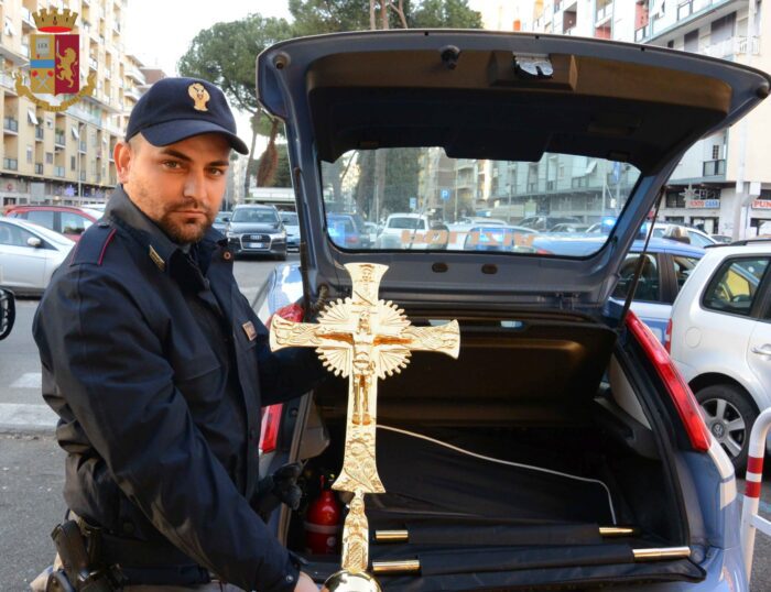 Montesacro, ritrovato a Villa Borghese il crocefisso rubato alla comunità di San Clemente