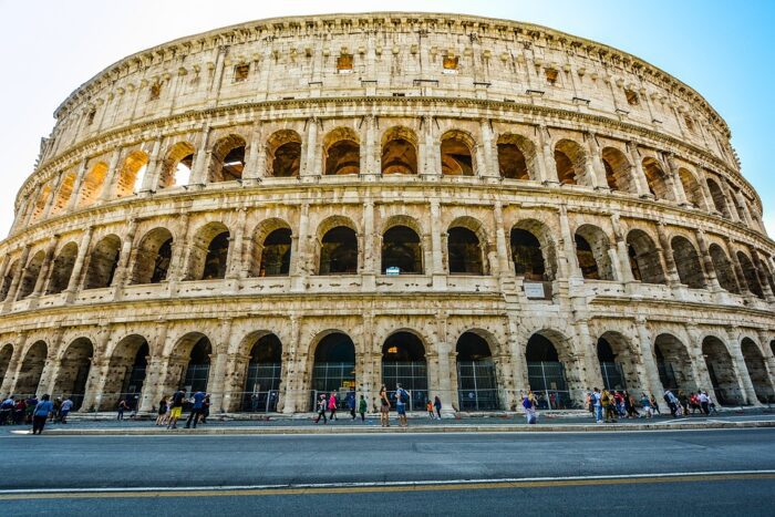 Legambiente pubblica studio sul passaggio di automobili davanti al Colosseo: 3.500 l'ora