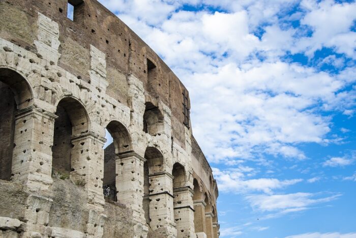 Roma, turista vandalizza il Colosseo e scrive il nome della ragazza