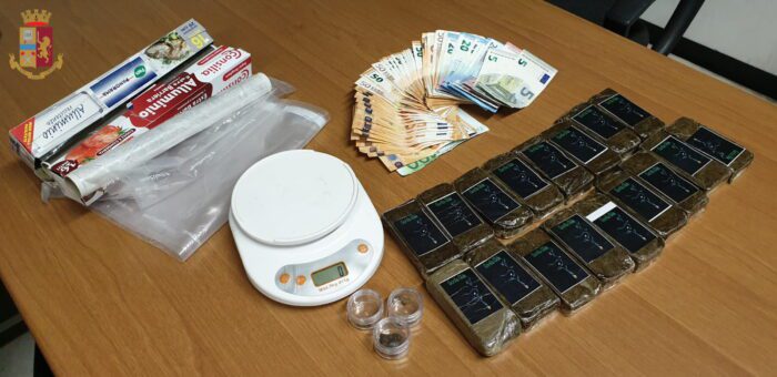 Tufello, arrestati due giovani pusher in via Monte Resegone: avevano dosi di hashish e 2500 euro in contanti