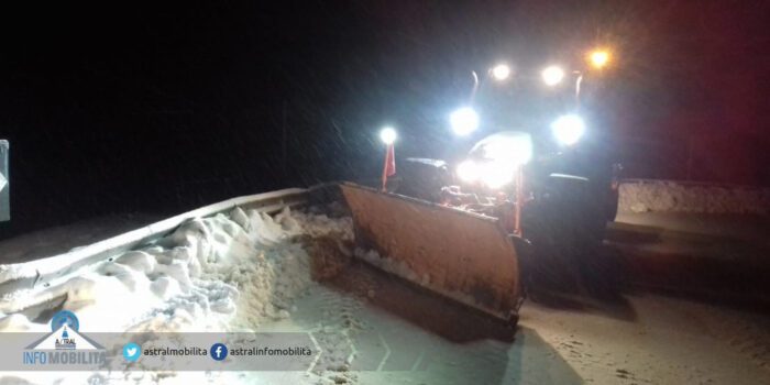 Neve in Ciociaria: strade innevate e ghiacciate a Forca d'Acero. Mezzi spargisale in azione