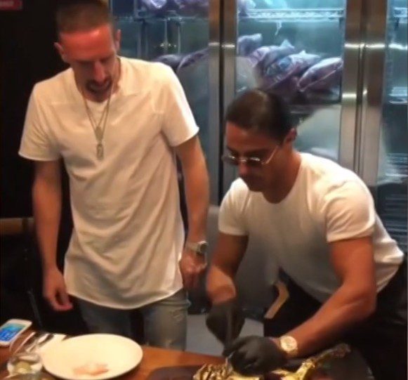 Franck Ribery paga una bistecca ricoperta d'oro 1.200 euro in vacanza a Dubai e riceve insulti su Instagram