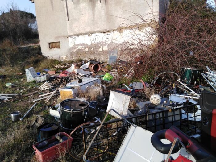 Tivoli, discarica a cielo aperto tra il fiume Aniene e il sito archeologico Ponte Lucano