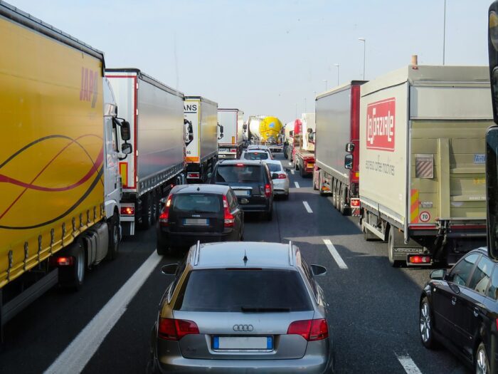 Veicolo in fiamme sulla Diramazione Roma Sud: traffico in tilt