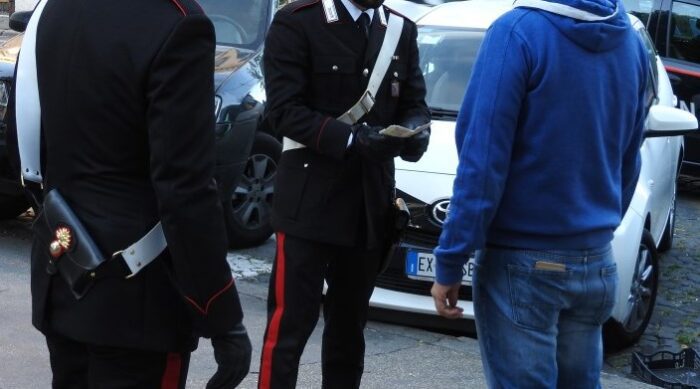 ladro ruba macchina esquilino roma via conte verde