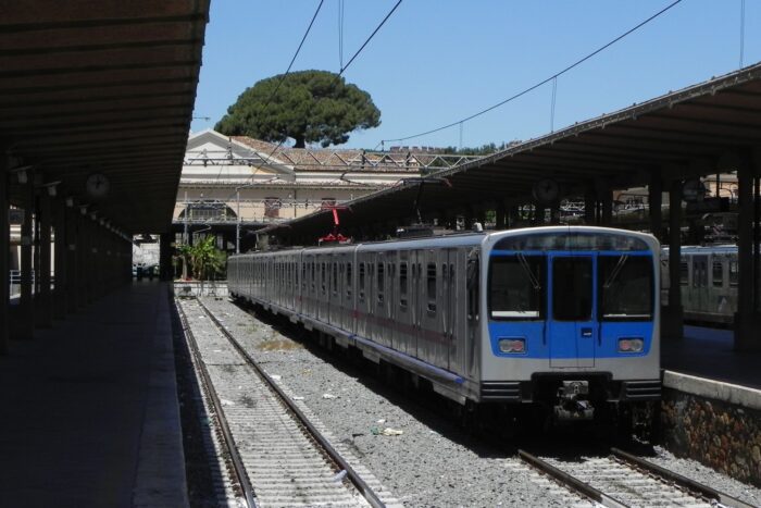 Magliana. Macchinista e Capotreno aggrediti da uomo che imprecava e prendeva a calci e pugni la porta