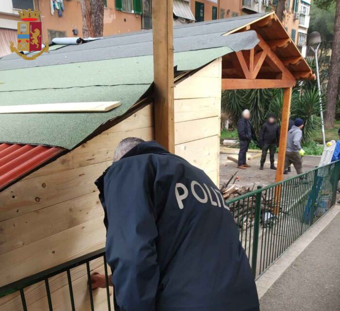 San Basilio, strutture abusive in via Corinaldo per facilitare l'attività di spaccio: rimosse dalla Polizia