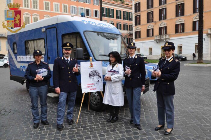 Piazza di Spagna, Festa della donna: il camper della Polizia di Stato del progetto "Questo non è amore"