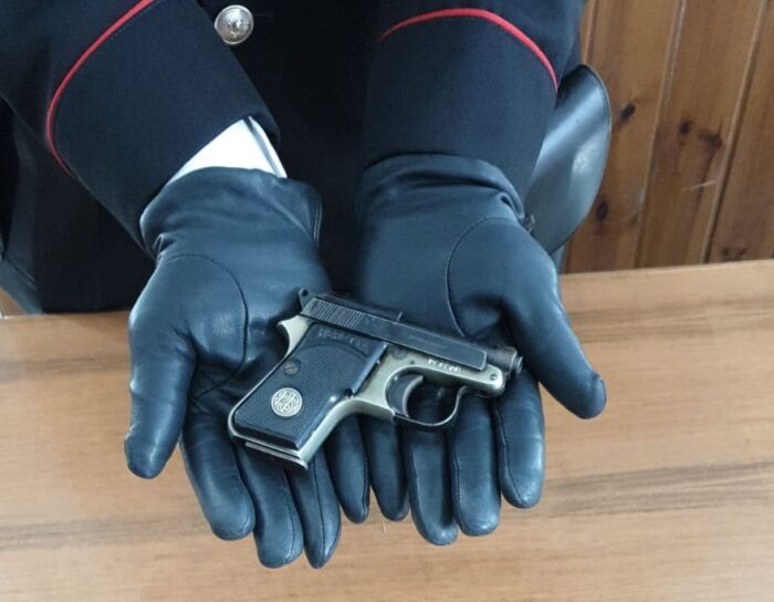 Tuscolano, pistola con matricola abrasa nascosta nel giubbotto: arrestato un 29enne