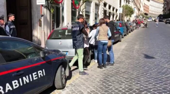 Roma, ancora nei guai la manolesta delle metro Madame Furto con le sue quattro allieve: colta durante un borseggio a piazza Barberini