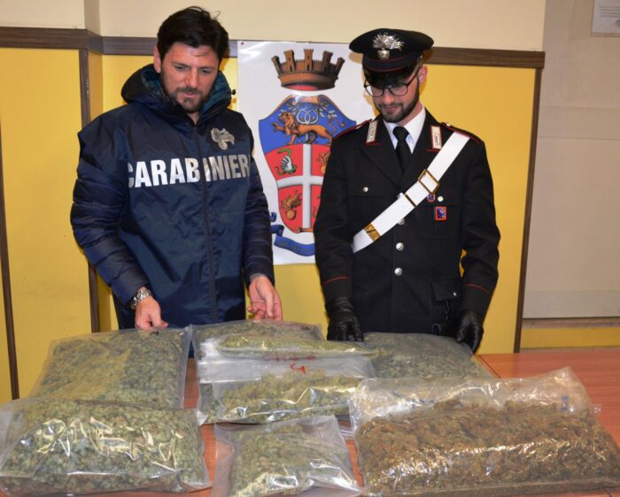 San Basilio, a spasso per il quartiere con un borsone pieno di marijuana