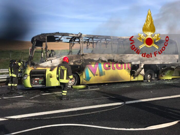 A1 Firenze Roma, bus in fiamme a Guidonia: vigili del fuoco sul posto e viabilità in tilt