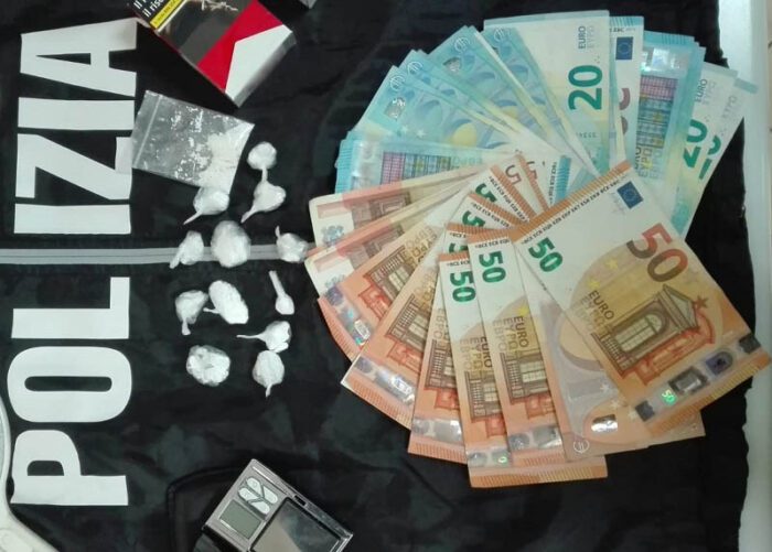 Cassino, arrestato pusher 42enne: il cane anti droga ha rilevato 13 dosi di cocaina. Sequestrato anche denaro e bilancino di precisione