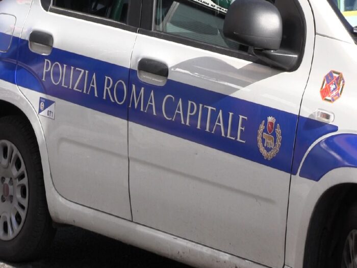 Tangenziale Est, voleva gettarsi dal ponte: salvato dalla Polizia Locale