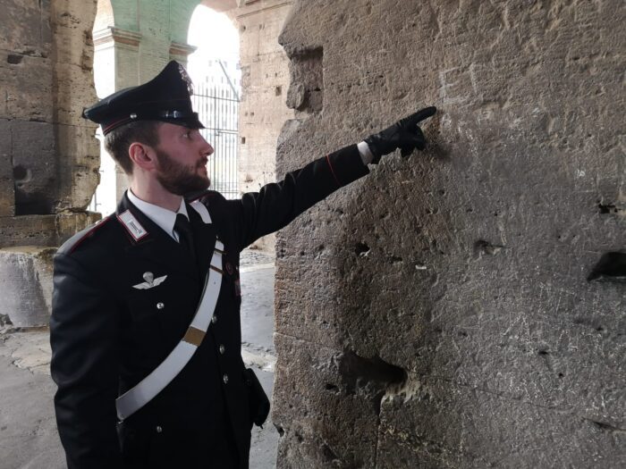 Turista incide iniziali figli e marito sul Colosseo