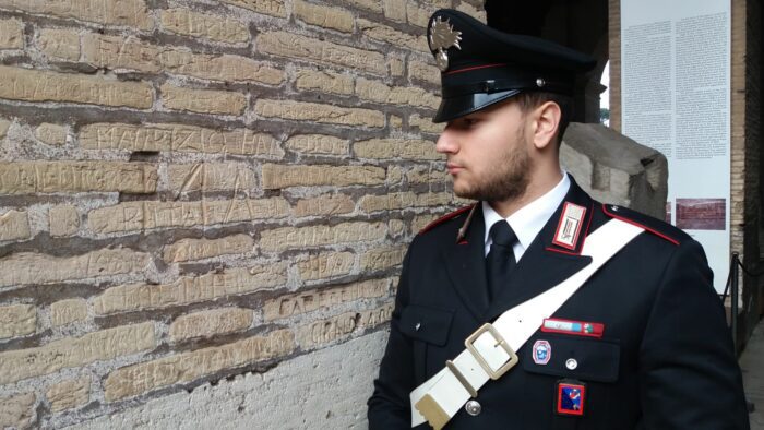 Colosseo, in gita con la scuola incide la sua iniziale sul monumento: denunciata dai Carabinieri una 17enne