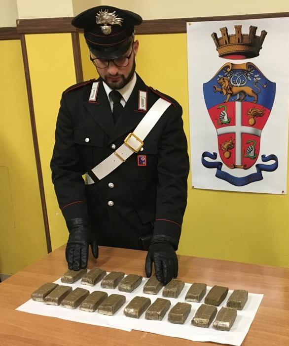 San Basilio, 19 panetti di hashish in casa: arrestato 49enne fermato per un controllo in via Corridonia