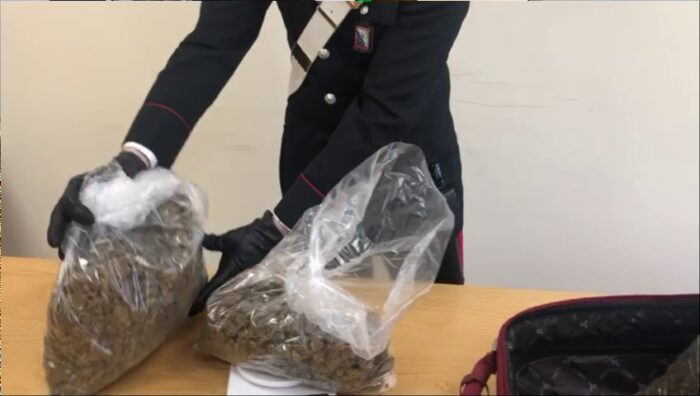 Autostazione Tibus, controlli dei Carabinieri: arrestato un trafficante trovato in possesso di 2,7 kg di droga