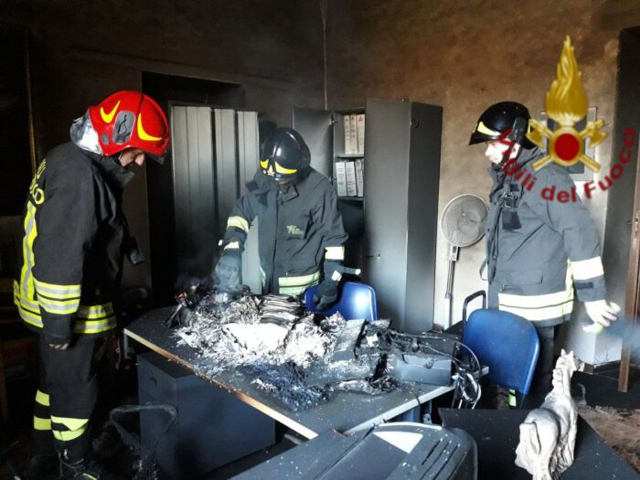 Tolfa, incendio negli uffici del Municipio in piazza Vittorio Veneto: intervento dei vigili del fuoco in corso