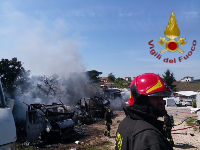 Finocchio incendio Via del Corvio oggi 19 aprile 2019 camper