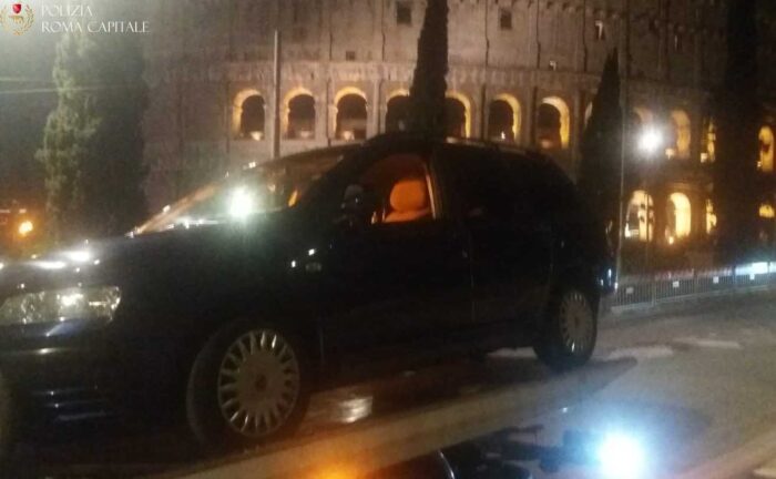 Trasporto passeggeri da Fiumicino a Colosseo senza licenza e con patente revocate: 7000 euro di multa e veicolo confiscato a un 67enne
