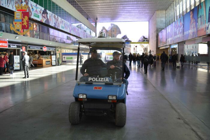 termini ruba telefono auto in sosta