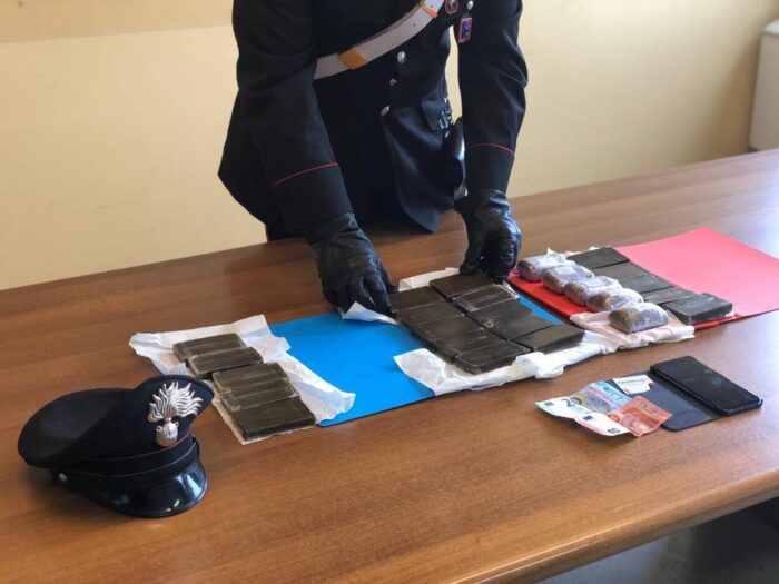 Alessandrino, si dà alla fuga alla vista dei carabinieri: pusher arrestato e trovato con 25 panetti di hashish