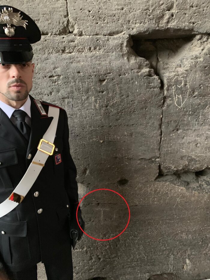 Colosseo, ennesimo sfregio all'Anfiteatro Flavio: denunciato un turista