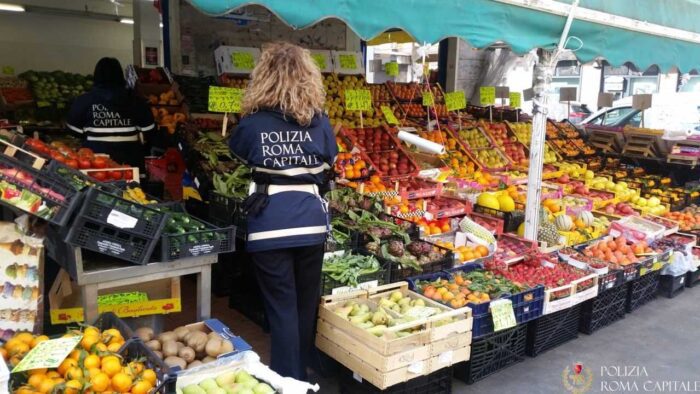 Appio e Aurelio, controlli nelle frutterie e nei minimarket: due tonnellate di merci sequestrate