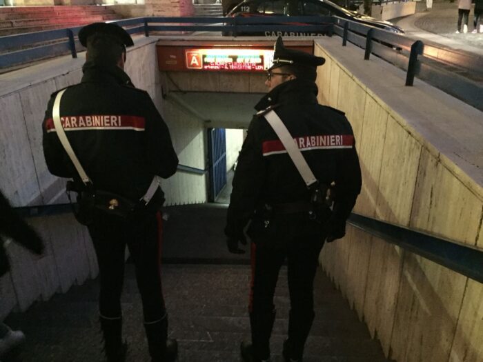 Roma, controlli dei carabinieri a bordo dei mezzi pubblici e nelle fermate metro: 10 borseggiatori arrestati