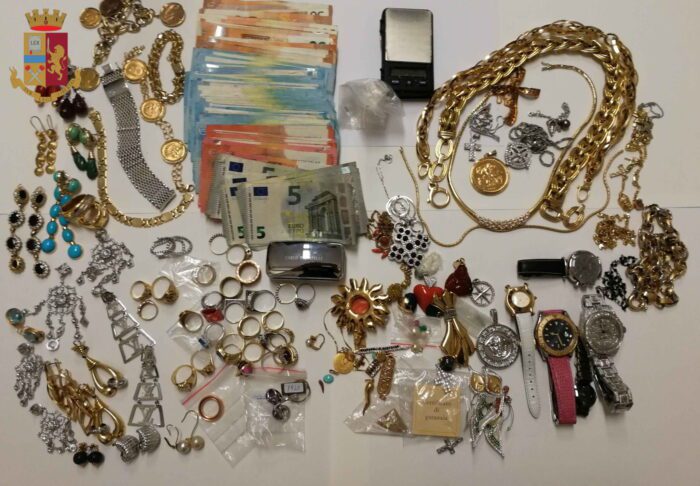 Don Bosco, arrestata per spaccio: in casa aveva 2 kg di oggetti d'oro