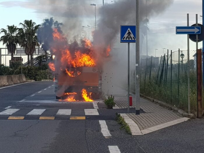 Parco Leonardo bus in fiamme