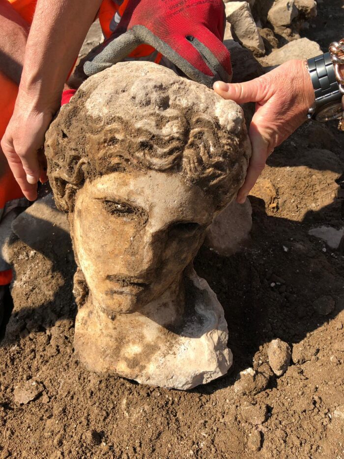 Roma, rinvenuta testa di statua in marmo di età imperiale conservata in ottimo stato: dovrebbe essere Dioniso