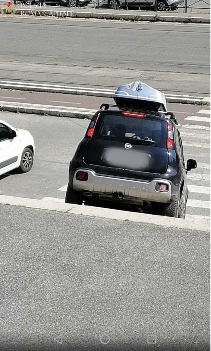Roma, Villa Borghese. Auto sulla scalinata di Valle Giulia: rintracciato il responsabile