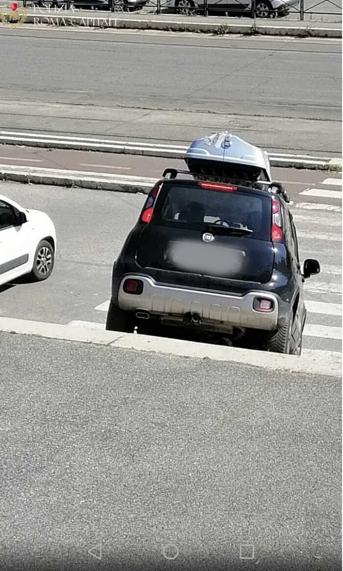 Roma, Villa Borghese. Auto sulla scalinata di Valle Giulia: rintracciato il responsabile