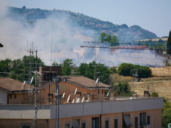 incendio vicino al cimitero di colleferro