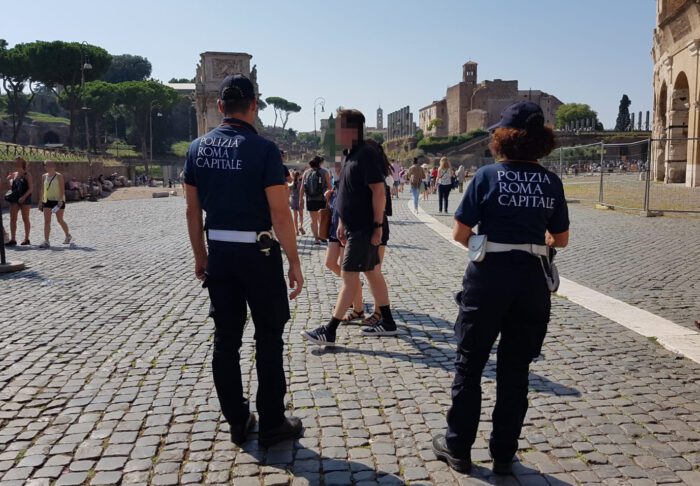 Colosseo fermati oltre 60 venditori abusivi