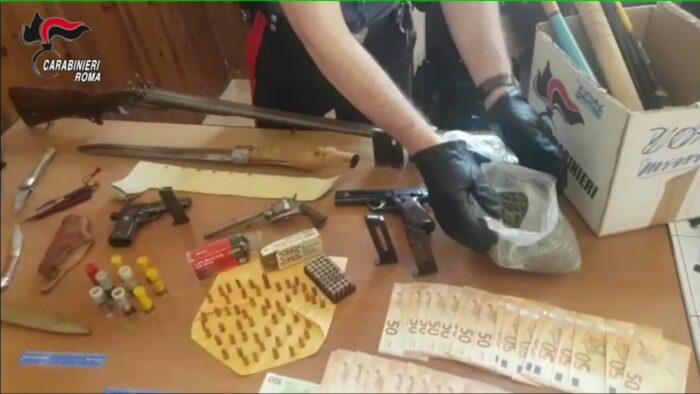 Pomezia, 70enne e figlia arrestati: deposito di armi in casa. Sequestrato perfino un fucile e un machete (FOTO)