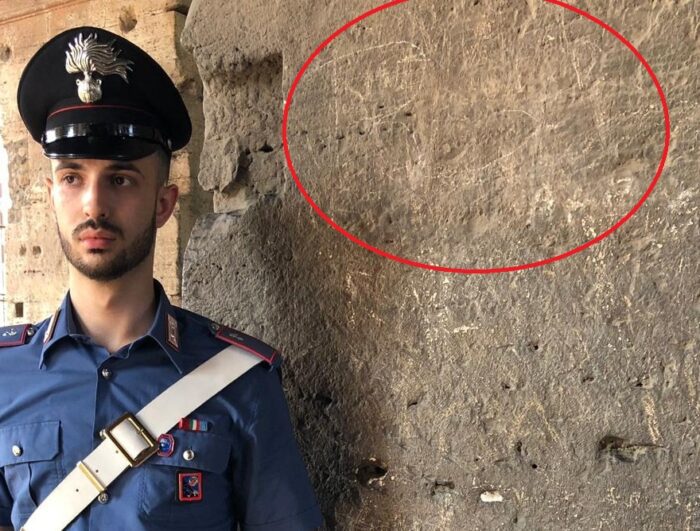Roma, studente sorpreso a incidere le iniziali su una parete in travertino del Colosseo: denunciato