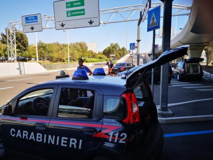 Controlli all'aeroporto di Fiumicino: multe a NCC abusivi e sorpreso giovane a rubare