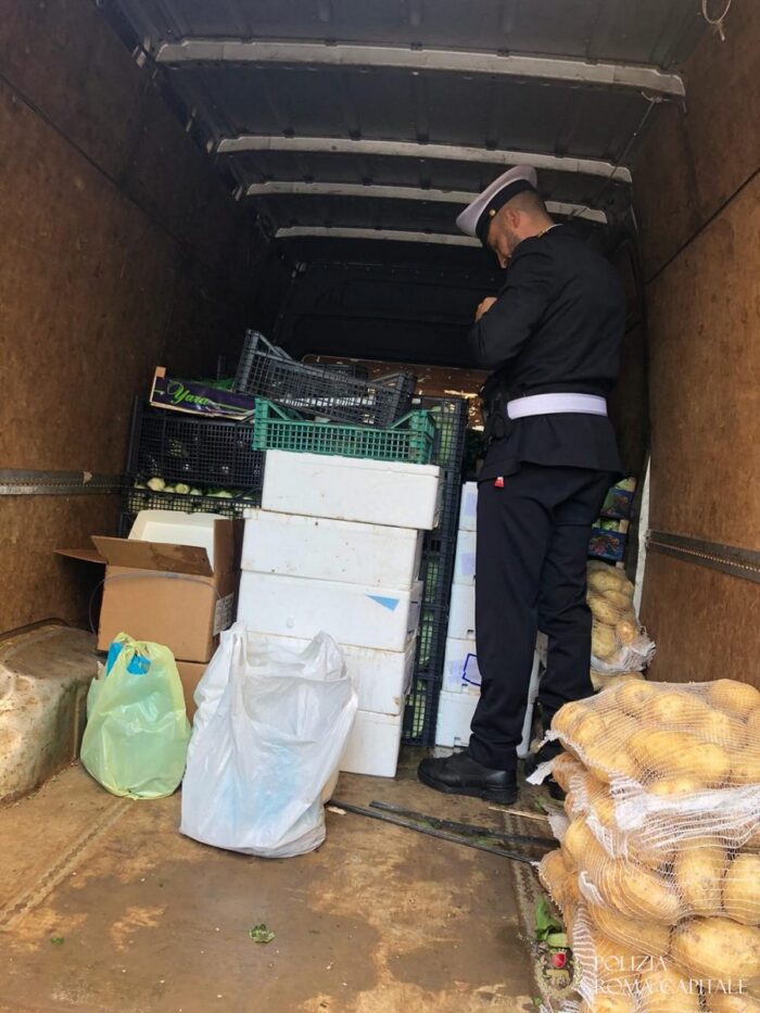 Esquilino, oltre 100 kg di alimenti sequestrati dalla Polizia Locale: erano mal conservati e ammassati in pessime condizioni igieniche