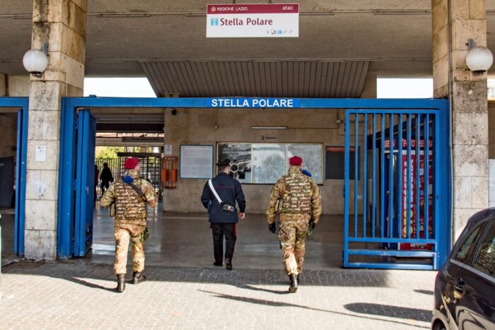 Carabinieri controlli stazioni della metro