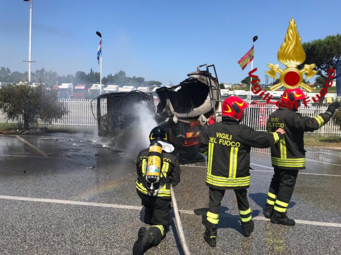 GRA, tir in fiamme sulla via Ardeatina: cisterna trasportante liquido infiammabile in fiamme. Strada bloccata (FOTO)