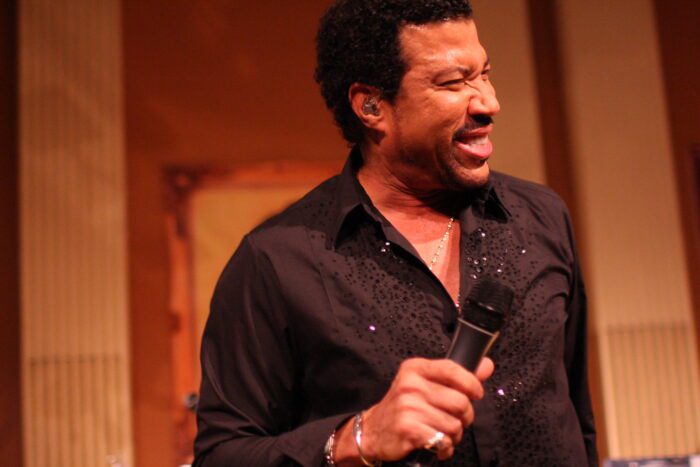 fiumicino aeroporto derubato componente band lionel richie