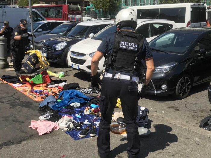 Ostiense, 18 DASPO applicati dalla Polizia Locale in un'operazione a contrasto dei mercatini abusivi